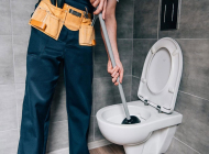 Cách thông cống nghẹt bằng bơm thụt bồn cầu
