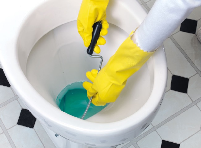Muối có thể đi chung với một số chất để tăng hiệu quả thông bồn cầu